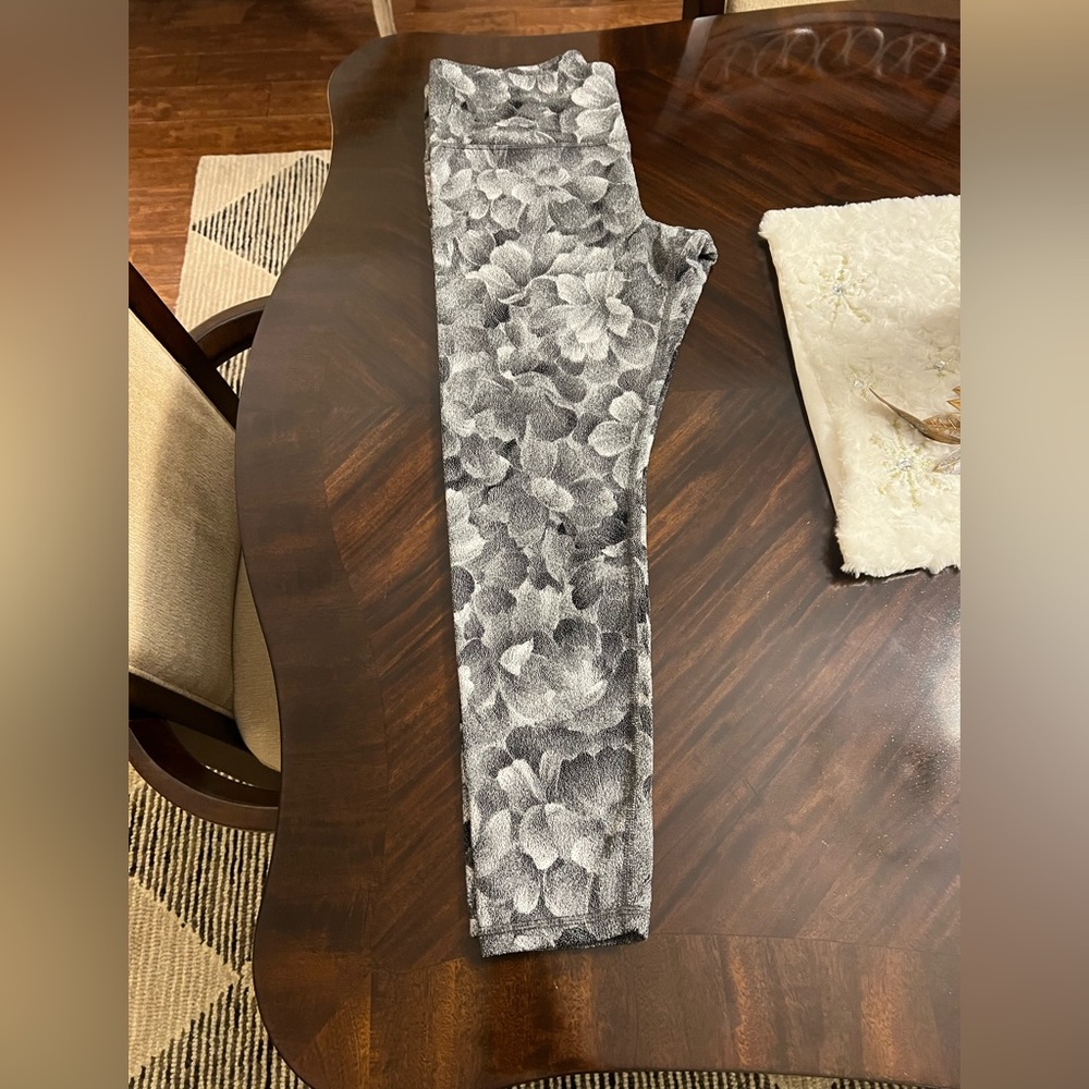 Athleta Elation Leggings. Sz Large. Like New Condition. Love them 🥰 just 2 big.